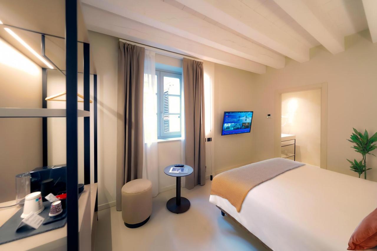 Bergamo INN 21 Bagian luar foto A room at the hotel