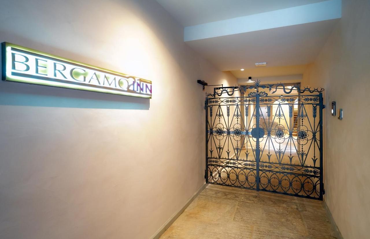 Bergamo INN 21 Bagian luar foto Entrance to the Bergman Center